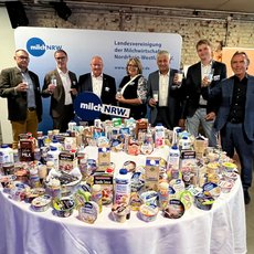 Gruppenfoto v.l.n.r.: Moderator Detlef Steinert, Chefredakteur der LZ Rheinland; Detlef Latka, stellv. Vorsitzender Milchindustrie-Verband e. V.; Karsten Schmal, Vizepräsident des Deutschen Bauernverbandes; Cornelia Langreck, Präsidentin des Westfälisch-Lippischen LandFrauenverband e.V.; Hans Stöcker, Rheinischer Vorsitzender der Landesvereinigung der Milchwirtschaft NRW e. V. (LV Milch NRW); Benedikt Langemeyer, Westfälischer Vorsitzender der Landesvereinigung der Milchwirtschaft NRW e.V. (LV Milch NRW); Prof. Dr. Thomas Druyen, Direktor an der Sigmund Freud Privatuniversität Wien. 