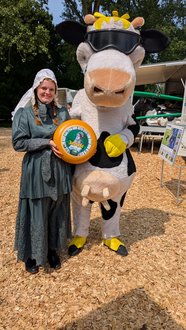 Darstellerin Maria Reymer und das Milchmaskottchen Kuh Lotte