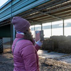 Susanne Funken vom Funkenshof in Nettetal beim Dreh ihres Kurzvideos.