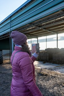 Susanne Funken vom Funkenshof in Nettetal beim Dreh ihres Kurzvideos.