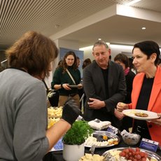 Silke Gorissen im Gespräch mit Mitarbeitern der LV Milch NRW