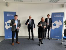 NRW-Umweltministerin Ursula Heinen-Esser für die Milch - Anstossen mit einem Glas Milch
