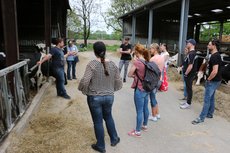 Landwirt Schulte-Althoff beim Hofrundgang bei der der Lehrerfortbildung