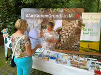 Landfrau Hillegard Hansmann-Machula im Gespräch mit einer Teilnehmerin