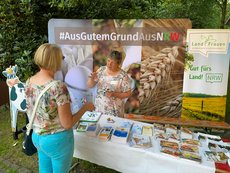 Landfrau Hillegard Hansmann-Machula im Gespräch mit einer Teilnehmerin