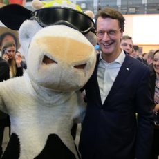 NRW Milchmaskottchen Lotte mit NRW Ministerpräsident Hendrik Wüst