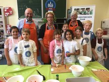 Milchentdeckertour Schulraetin Simone Ullrich und Milch-NRW-Vorsitzender Wilhelm Brueggemeier kochen gemeinsam mit Landfrau Petra Schroeder und der Klasse 4c