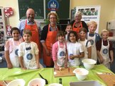 Milchentdeckertour Schulraetin Simone Ullrich und Milch-NRW-Vorsitzender Wilhelm Brueggemeier kochen gemeinsam mit Landfrau Petra Schroeder und der Klasse 4c