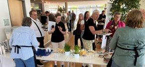 Blick auf die Besucher vom Stand der LV Milch