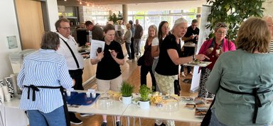 Blick auf die Besucher vom Stand der LV Milch