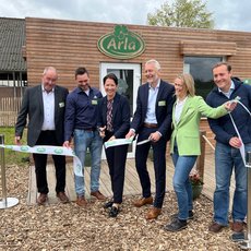 v.l.n.r. Manfred Graff, stellvertretender Aufsichtsratsvorsitzender Arla Foods, Landwirt Kevin Anhamm, NRW-Landwirtschaftsministerin Silke Gorißen, Tino Gottschalk, Geschäftsführer Arla Foods Deutschland, Carla Henckel, Director Communications Arla Foods Deutschland, Kasper Thormod Nielsen, Leiter des Bereichs „Genossenschaftsmitglieder und Landwirtschaft“ Zentraleuropa