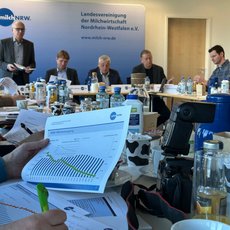 Dr. Rudolf Schmidt bei der Vorstellung der NRW-Milchdaten