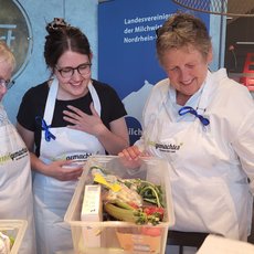 Team Blau bei der Vorbereitung: Marianne Giese, Victoria Puntus, Hildegard Hansmann Machula