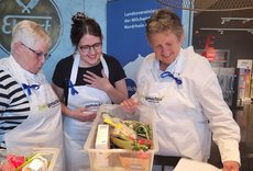 Team Blau bei der Vorbereitung: Marianne Giese, Victoria Puntus, Hildegard Hansmann Machula