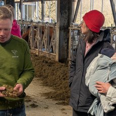 Stefan Schmitz zeigt die Futterzusammensetzung der Kühe