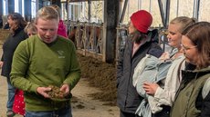 Stefan Schmitz zeigt die Futterzusammensetzung der Kühe
