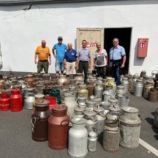 Das Team aus Referinghausen freut sich über die vielen Milchkannen