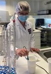 Untersuchung der Milch im Labor der Molkerei auf ihren ph-Wert