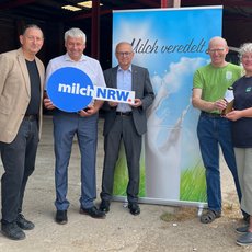 Halbjahrespressekonferenz der LV Milch 2023 auf dem Hof der Familie Zens - die Sprechergruppe