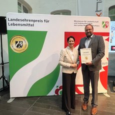 Ministerin Silke Gorißen überreicht im Maxhaus in Düsseldorf den Landesehrenpreis an Claus Naarmann