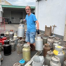 Der Ortsvorsteher aus Referinghausen mit den Milchkannen