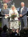 Die Preisträgerin Petra Zens eingerahmt von den Preisverleihern