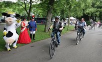 NRW-Milchmaskottchen Kuh Lotte gibt mit Spargelprinzessin Marina I. und ihrem Grenadier den Startschuss für die Radtour über den Milchweg auf Haus Riswick.