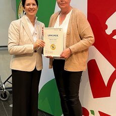Silke Gorissen überreicht den Landesehrenpreis an Andrea Feldmann vom DMK