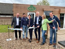 v.l.n.r. Manfred Graff, stellvertretender Aufsichtsratsvorsitzender Arla Foods, Landwirt Kevin Anhamm, NRW-Landwirtschaftsministerin Silke Gorißen, Tino Gottschalk, Geschäftsführer Arla Foods Deutschland, Carla Henckel, Director Communications Arla Foods Deutschland, Kasper Thormod Nielsen, Leiter des Bereichs „Genossenschaftsmitglieder und Landwirtschaft“ Zentraleuropa