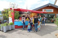 Besucher am Milchshake-Stand