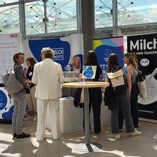 Besucher am Stand der Initiative Milch beim Kongress Ernährung 2024