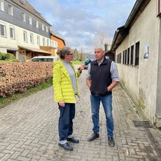 WDR-Journalistin und Hans Stöcker auf dem Hof Stöcker