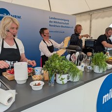 (v.l.n.r.) Frank Buchholz nach der zweiten Kochrunde mit seinen Mitstreitern Dr. Mechthild Frentrup, Mitglied des Aufsichtsrats DMK, Dennis Speckmann, Gastgeber Brockhagener Dorfmilch und Christiane Heuckmann, WLLV-Vorsitzende Kreis Gütersloh