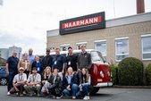 Gruppenfoto vor der Privatmolkerei Naarmann