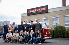Gruppenfoto vor der Privatmolkerei Naarmann