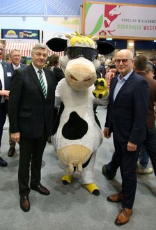 Die beiden Präsidenten verschaffen sich ein Bild vom Messeauftritt der Landesvereinigung der Milchwirtschaft NRW e. V.  (RLV-Präsident Bernhard Conzen und WLV-Präsident Hubertus Beringmeier).