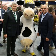 Die beiden Präsidenten verschaffen sich ein Bild vom Messeauftritt der Landesvereinigung der Milchwirtschaft NRW e. V.  (RLV-Präsident Bernhard Conzen und WLV-Präsident Hubertus Beringmeier).