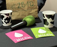 Kaffeebecher, Mikrofon und Dialog Milch