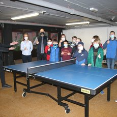 Frank Maurer, Pressesprecher der Landesvereinigung der Milchwirtschaft Nordrhein-Westfalen e.V. (LV Milch NRW) übergibt das Geschenk an Schulleiter Michael Arndt, Sportlehrerin Gudrun Makris und die Schüler aus der 6. und 7. Klasse des Gymnasiums