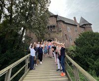 Gruppenfoto vor der Burg Linn