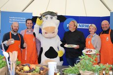 Koestlichkeiten der 2. Kochshow v.l.n.r. Buergermeister Christian Pospischil, Landwirt Bernd Kaiser, Lotte, Bjoern Freitag, Anne Spremann und Wilhelm Brüggemeier (Vorsitzender LV Milch NRW)