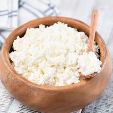 Eine Schale mit Hüttenkäse