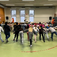 Lottes Flieger als Bewegungsübung