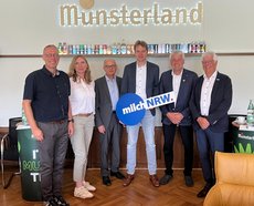 v.l.n.r.: Günther Spiekermann, Verena Hauling (beide Münsterland Milch), Dr. Rudolf Schmidt (GF LV Milch), Benedikt Langemeyer, Hans Stöcker (beide geschäftsführende Vorsitzende LV Milch), Manfred Fleige (Münsterland Milch)