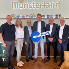 v.l.n.r.: Günther Spiekermann, Verena Hauling (beide Münsterland Milch), Dr. Rudolf Schmidt (GF LV Milch), Benedikt Langemeyer, Hans Stöcker (beide geschäftsführende Vorsitzende LV Milch), Manfred Fleige (Münsterland Milch)