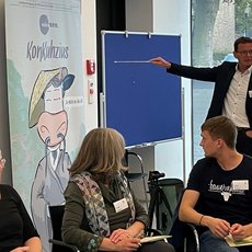 Jürgen Petersen, Gedächtnistrainer und Gedächtnisgroßmeister begeisterte die Teilnehmenden mit Fakten zum Milchmarkt und Methoden, um sich Zahlen, Daten und Namen zu merken.  