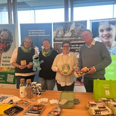 Landfrauen Conny Langreck und Hille Hansmanm-Machula, Iris Venus (LV Milch NRW) und Dietrich Vriesen (meinEi)