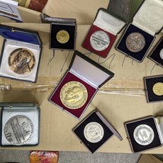 Alte Medaillien als Auszeichnung für Produktqualität