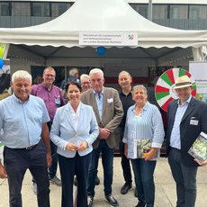 Gruppenfoto: v.l.n.r. Hans Stöcker (Vorsitzender Milch NRW), Andreas Puckert (WLV), Ministerin Silke Gorißen, Stefan Höcker (WLV), Franz-Josef Dickopp (Ernährung NRW), Frank Maurer (Milch NRW), Hildegard Hansmann-Machula (WLV), Boris Burat (Vorstand Ernährung NRW)