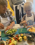 Hildegard Hansmann-Machula, Landfrau und Fachfrau im Schulmilchteam NRW, zeigt den Kinder der Kita "Kleiner Elefant", wie bunte Gemüse-Käse-Spieße zubereitet werden.